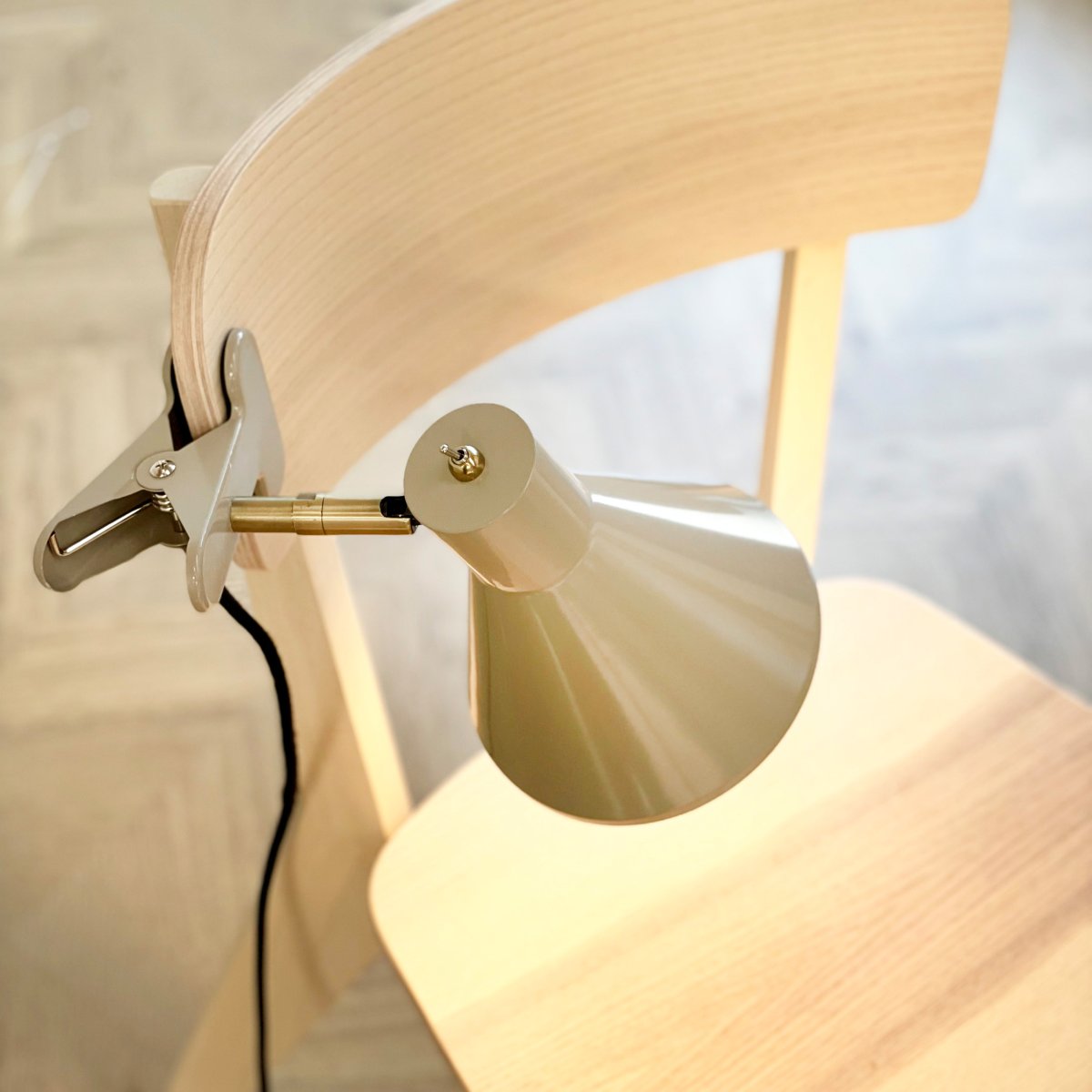 Sleep Glänzendes Beige klemmlampe Von Dyberg Larsen - Es kombiniert Einfachheit und Funktionalit&auml;t mit eleganten Linien, die dem Interieur eine subtile Note verleihen.