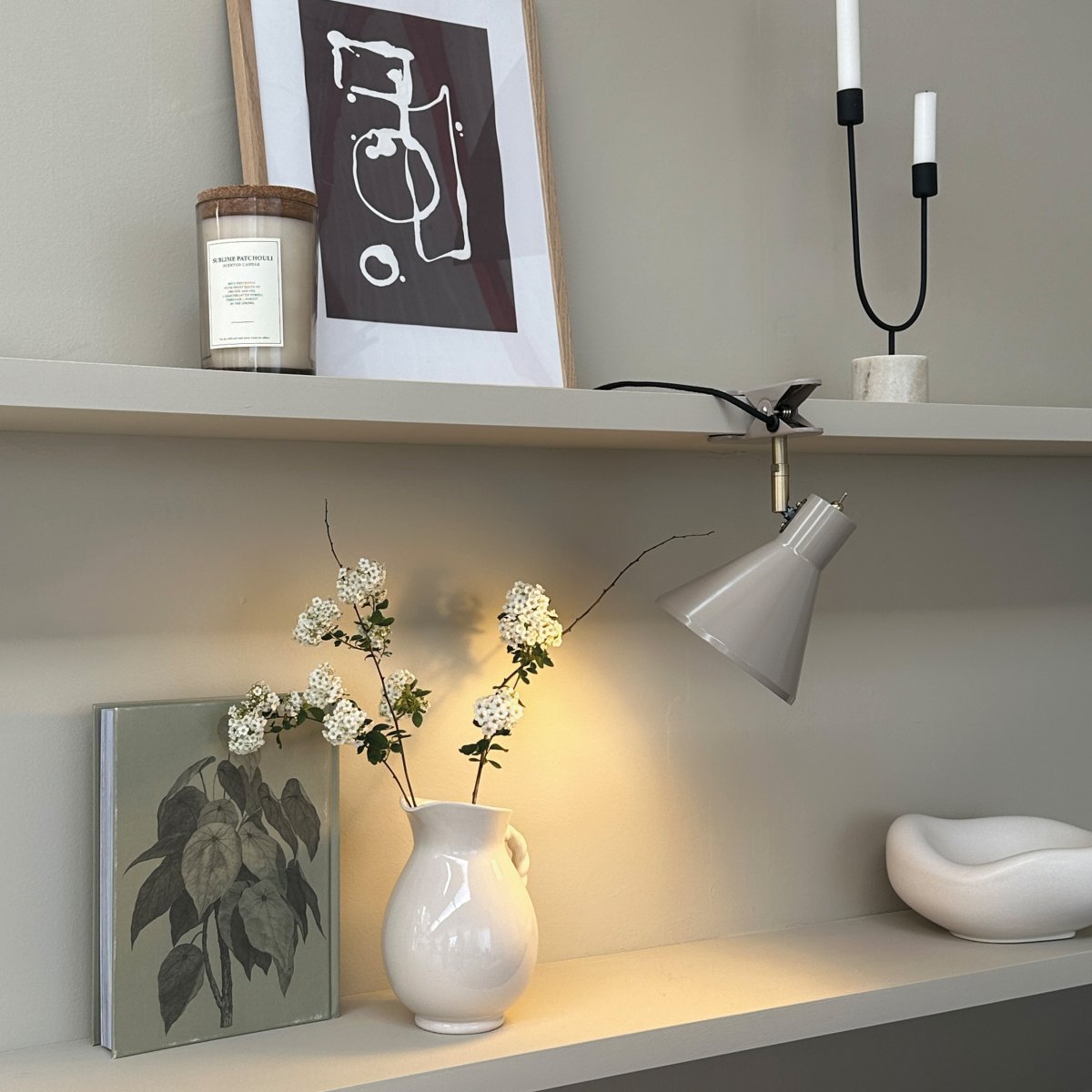 Sleep Glänzendes Beige klemmlampe Von Dyberg Larsen - Es kombiniert Einfachheit und Funktionalit&auml;t mit eleganten Linien, die dem Interieur eine subtile Note verleihen.