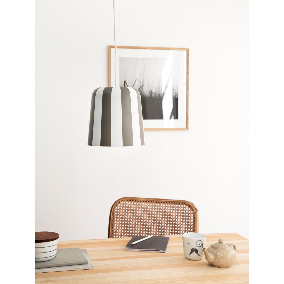 Gry Ø20 Grau hängelampe Von Dyberg Larsen - Genom att ta igenk&auml;nnbara m&ouml;nster och s&auml;tta dem i en ny kontext ville hon skapa en lampa som f&aring;r m&auml;nniskor att le och ger en unik visuell upplevelse.