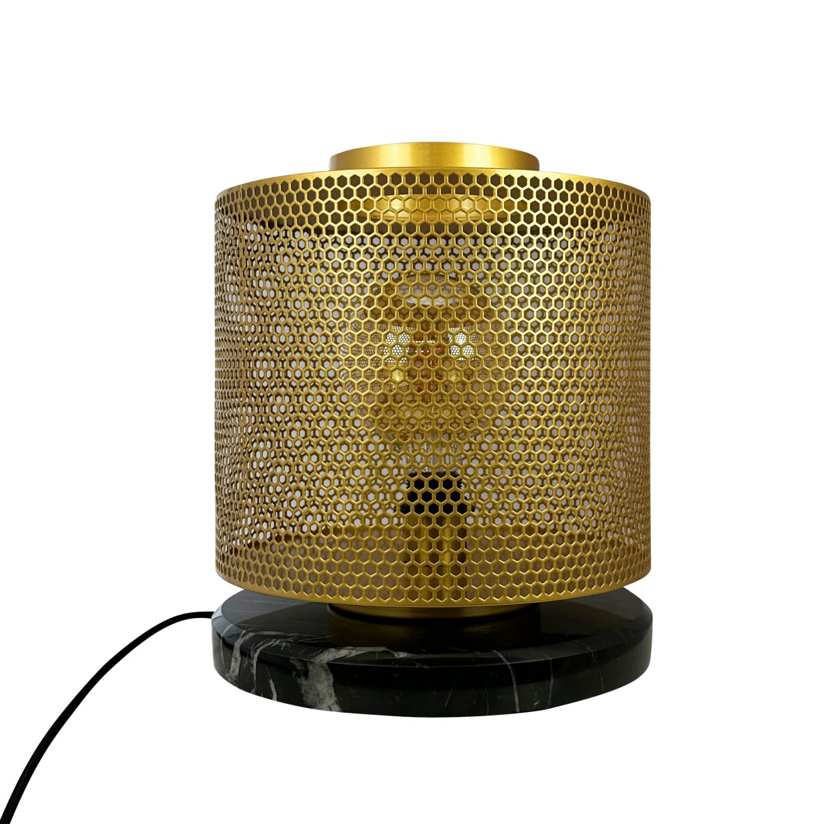 Nantes 35cm Messing tischlampe Von Dyberg Larsen - Die Lampe ist mit einem wunderschönen sechseckigen Messinggeflecht und einem schwarzen Marmorsockel gestaltet, was ihr einen besonderen Glanz verleiht und sie zu einem Blickfang macht.