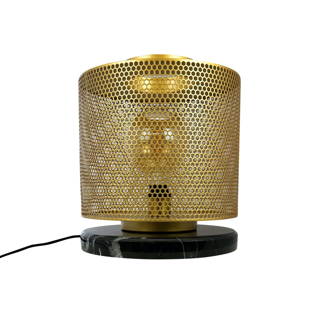 Nantes 35cm Messing tischlampe Von Dyberg Larsen - Die Lampe ist mit einem wunderschönen sechseckigen Messinggeflecht und einem schwarzen Marmorsockel gestaltet, was ihr einen besonderen Glanz verleiht und sie zu einem Blickfang macht.