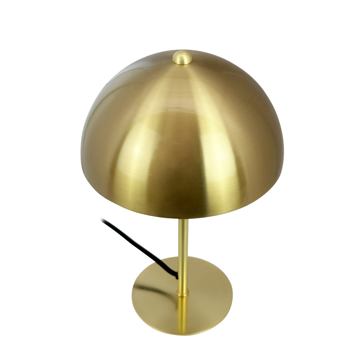 Lyon 30cm Messing tischlampe Von Dyberg Larsen - Der halbrunde Schirm verleiht einen modernen Touch und sorgt für eine angenehme und gleichmäßige Lichtverteilung, ideal sowohl für die Arbeits- als auch für die Stimmungsbeleuchtung.