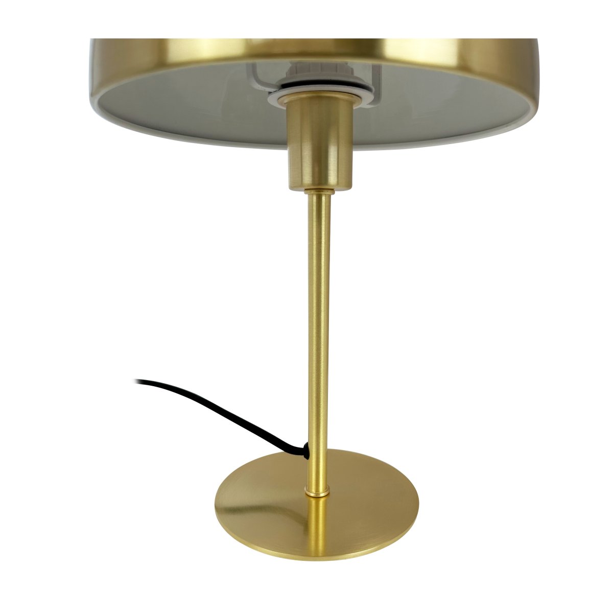 Lyon 30cm Messing tischlampe Von Dyberg Larsen - Der halbrunde Schirm verleiht einen modernen Touch und sorgt für eine angenehme und gleichmäßige Lichtverteilung, ideal sowohl für die Arbeits- als auch für die Stimmungsbeleuchtung.