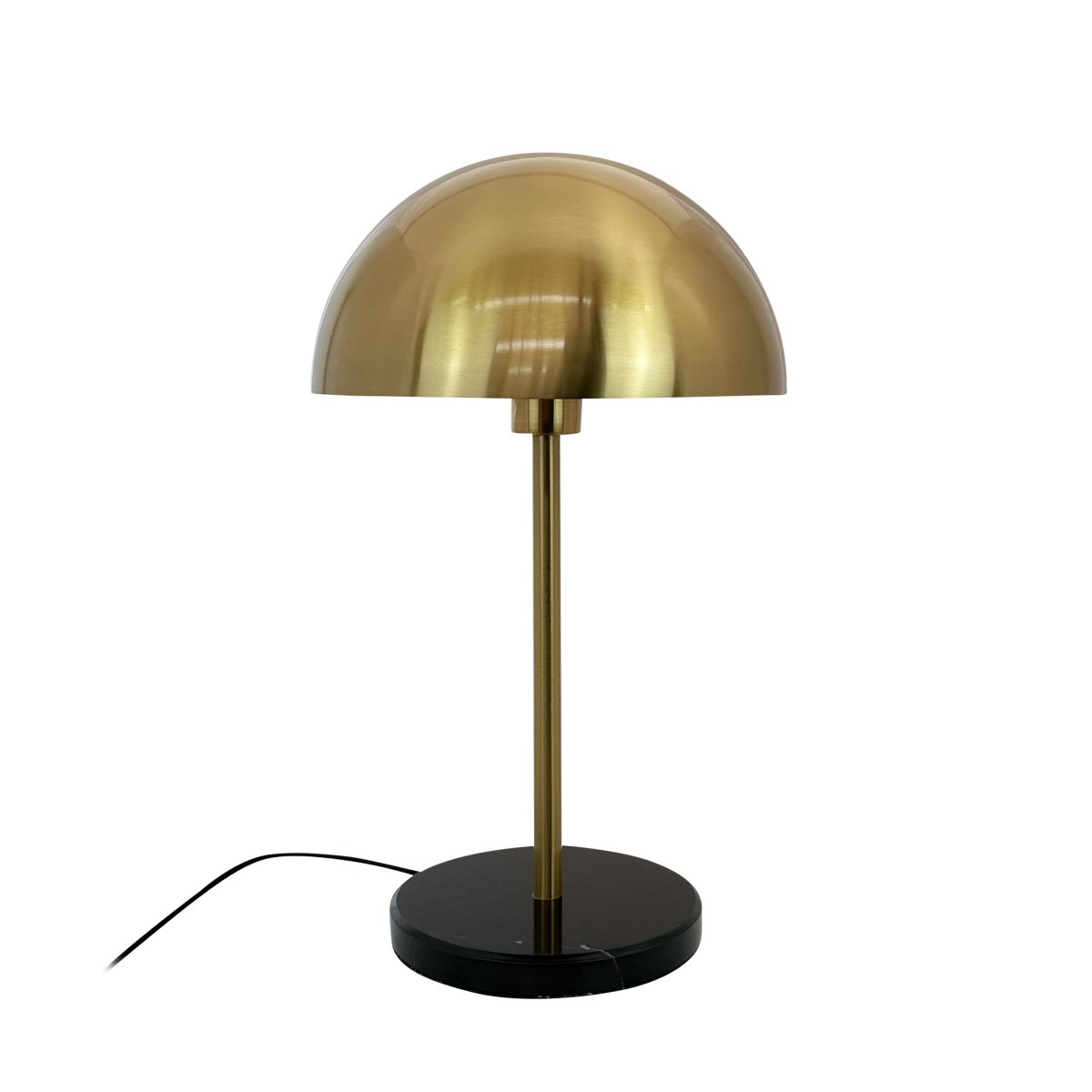 Nancy 50cm Messing/Schwarz tischlampe Von Dyberg Larsen - Die große Kuppel sorgt für einen weichen und gleichmäßigen Lichtfluss, wodurch die Lampe sowohl für die Arbeitsbeleuchtung als auch für die Stimmungsbeleuchtung perfekt geeignet ist.
