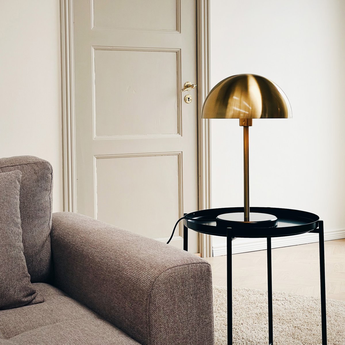 Nancy 50cm Messing/Schwarz tischlampe Von Dyberg Larsen - Die große Kuppel sorgt für einen weichen und gleichmäßigen Lichtfluss, wodurch die Lampe sowohl für die Arbeitsbeleuchtung als auch für die Stimmungsbeleuchtung perfekt geeignet ist.