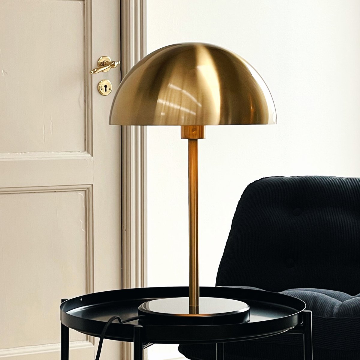 Nancy 50cm Messing/Schwarz tischlampe Von Dyberg Larsen - Die große Kuppel sorgt für einen weichen und gleichmäßigen Lichtfluss, wodurch die Lampe sowohl für die Arbeitsbeleuchtung als auch für die Stimmungsbeleuchtung perfekt geeignet ist.