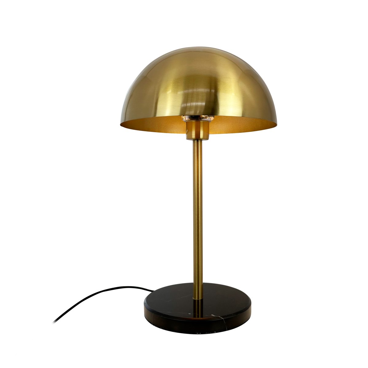Nancy 50cm Messing/Schwarz tischlampe Von Dyberg Larsen - Die große Kuppel sorgt für einen weichen und gleichmäßigen Lichtfluss, wodurch die Lampe sowohl für die Arbeitsbeleuchtung als auch für die Stimmungsbeleuchtung perfekt geeignet ist.