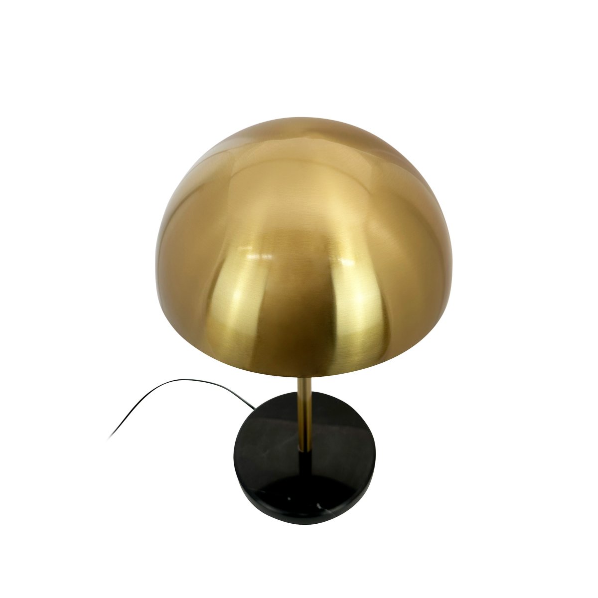 Nancy 50cm Messing/Schwarz tischlampe Von Dyberg Larsen - Die große Kuppel sorgt für einen weichen und gleichmäßigen Lichtfluss, wodurch die Lampe sowohl für die Arbeitsbeleuchtung als auch für die Stimmungsbeleuchtung perfekt geeignet ist.