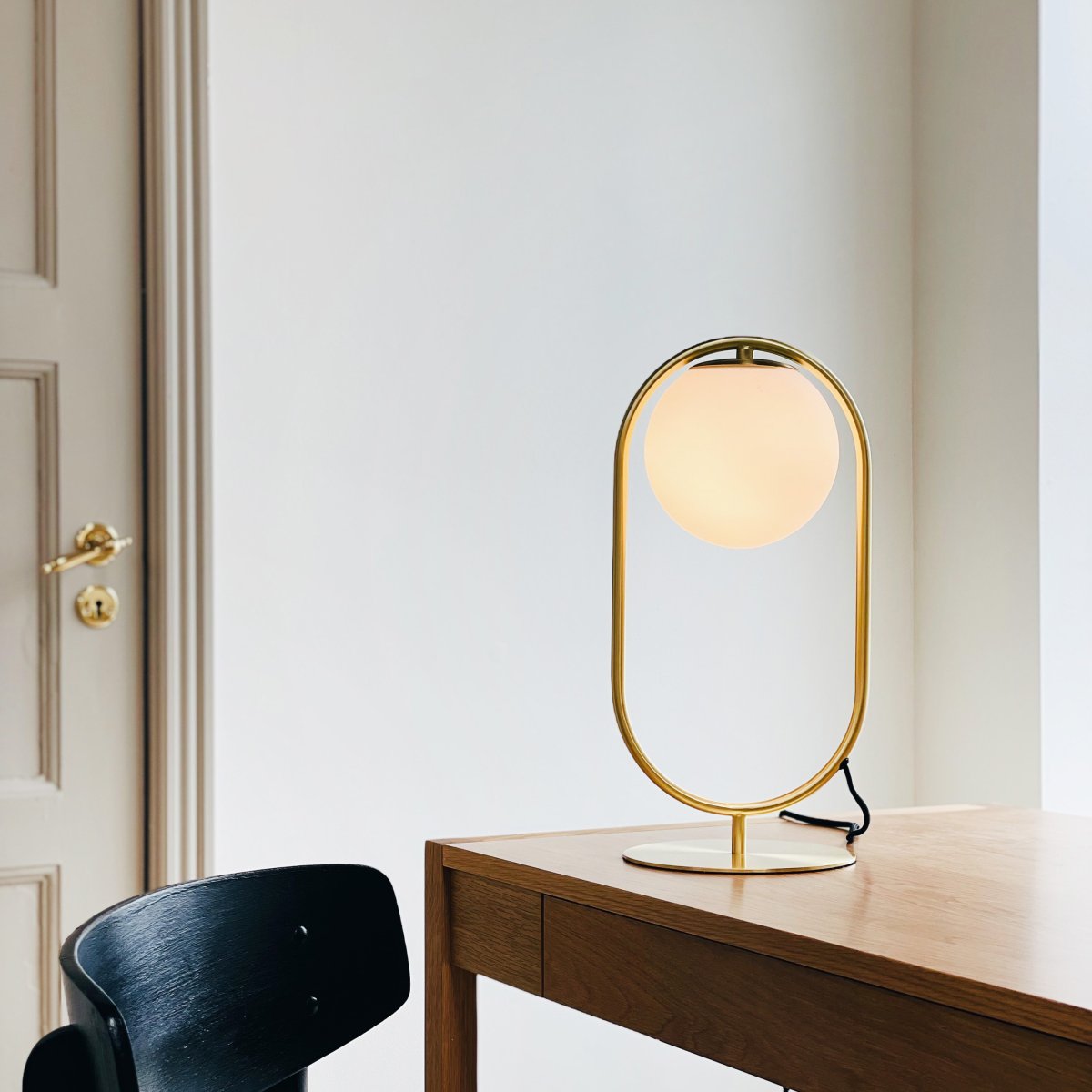 Reims 40cm Messing/Weiß tischlampe Von Dyberg Larsen - Ergänzen Sie Ihr Zuhause mit der Tischleuchte Reims für eine anspruchsvolle und elegante Beleuchtungslösung.