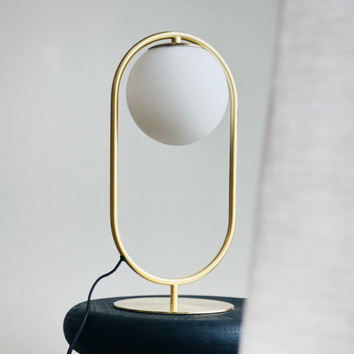 Reims 40cm Messing/Weiß tischlampe Von Dyberg Larsen - Ergänzen Sie Ihr Zuhause mit der Tischleuchte Reims für eine anspruchsvolle und elegante Beleuchtungslösung.
