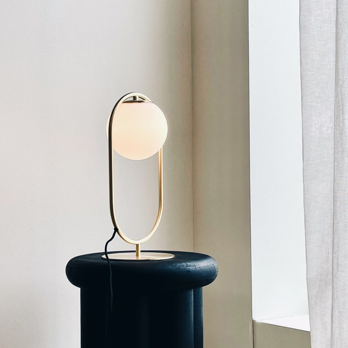 Reims 40cm Messing/Weiß tischlampe Von Dyberg Larsen - Ergänzen Sie Ihr Zuhause mit der Tischleuchte Reims für eine anspruchsvolle und elegante Beleuchtungslösung.