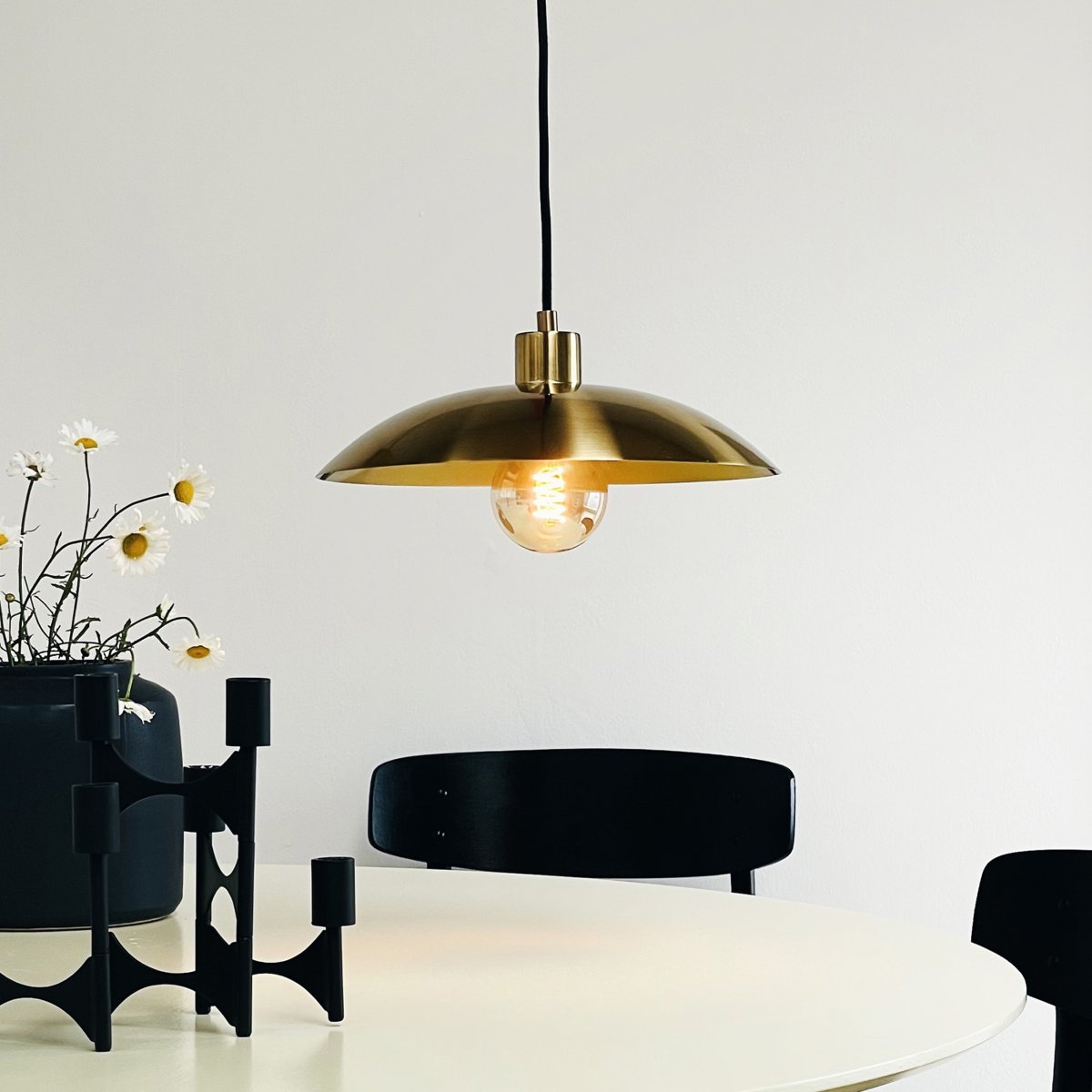 Paris Ø33 Messing hängelampe Von Dyberg Larsen - Mit seinem luxuriösen Design und dem 3 Meter langen schwarzen Stoffkabel fängt es den klassischen Pariser Stil ein, bei dem die Balance zwischen Eleganz und Schlichtheit im Mittelpunkt steht.