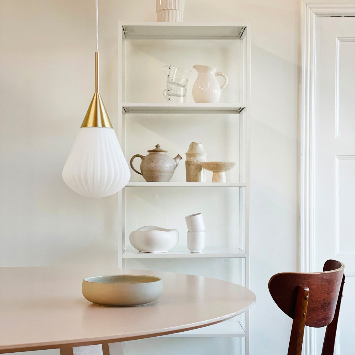Ballon Ø20 Weiß hängelampe Von Dyberg Larsen - Med sin moderna form och stilrena material &auml;r Ballon Pendant det perfekta valet f&ouml;r den som vill f&ouml;rena ljus och elegans &ndash; en funktionell och tidl&ouml;s designklassiker.
