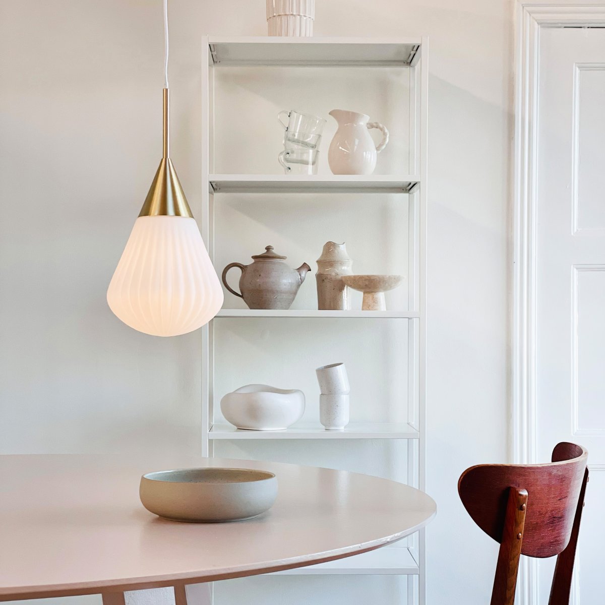 Ballon Ø20 Weiß hängelampe Von Dyberg Larsen - Med sin moderna form och stilrena material &auml;r Ballon Pendant det perfekta valet f&ouml;r den som vill f&ouml;rena ljus och elegans &ndash; en funktionell och tidl&ouml;s designklassiker.
