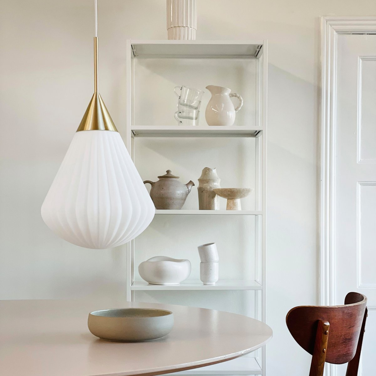 Ballon Ø33 Weiß hängelampe Von Dyberg Larsen - Med sin moderna form och stilrena material &auml;r Ballon Pendant det perfekta valet f&ouml;r den som vill f&ouml;rena ljus och elegans &ndash; en funktionell och tidl&ouml;s designklassiker.