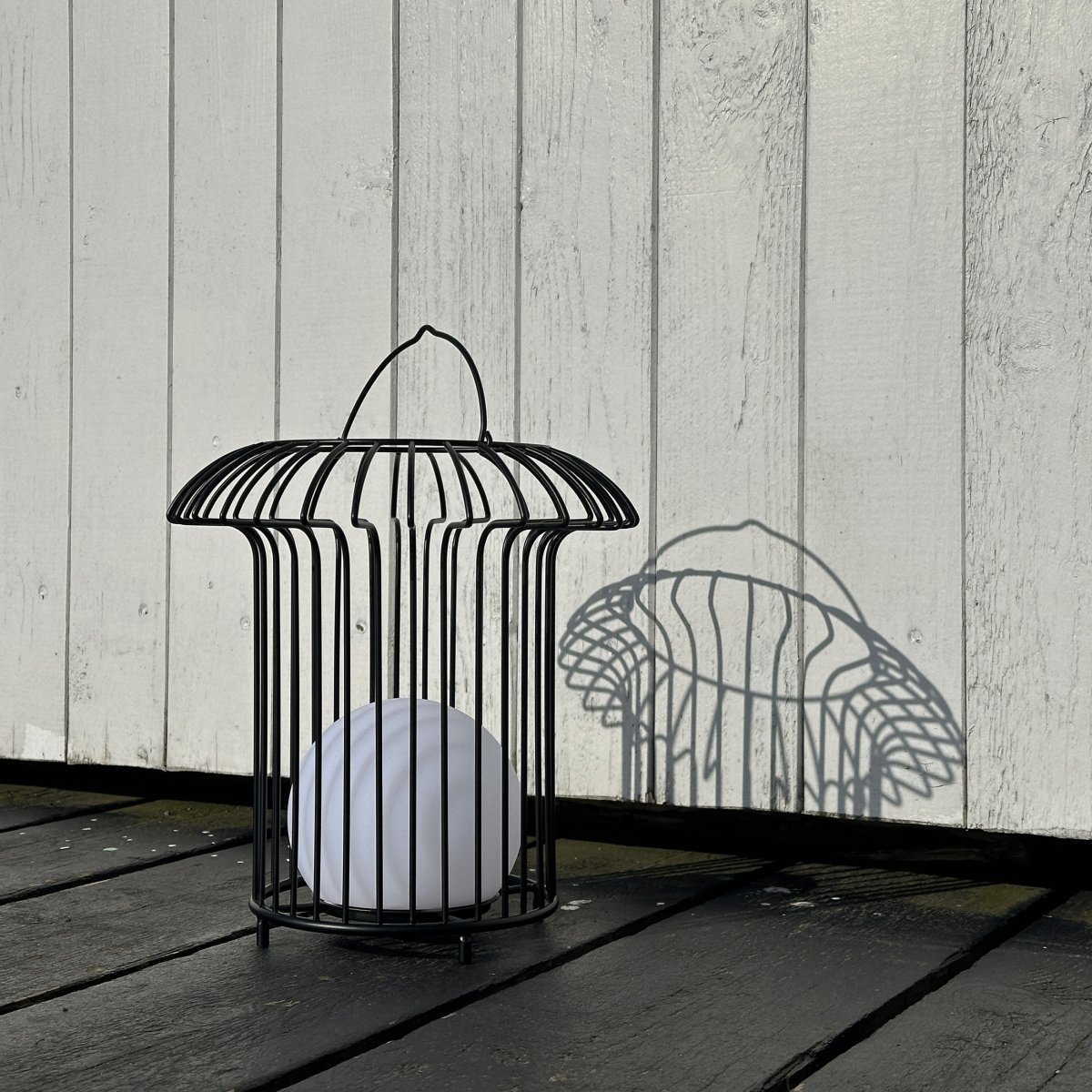 Basket 32cm Schwarz tragbare Von Dyberg Larsen - &nbsp; Lyktan laddas enkelt med medf&ouml;ljande USB-kabel, vilket g&ouml;r att du kan njuta av dess vackra ljus &aring;ret om (adapter ing&aring;r ej).