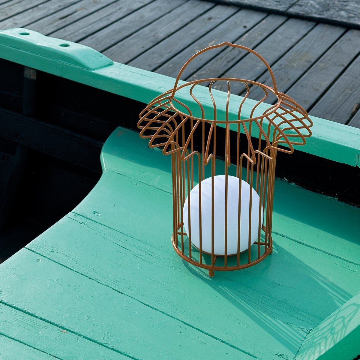 Basket 32cm Terrakotta tragbare Von Dyberg Larsen - &nbsp; Lyktan laddas enkelt med medf&ouml;ljande USB-kabel, vilket g&ouml;r att du kan njuta av dess vackra ljus &aring;ret om (adapter ing&aring;r ej).