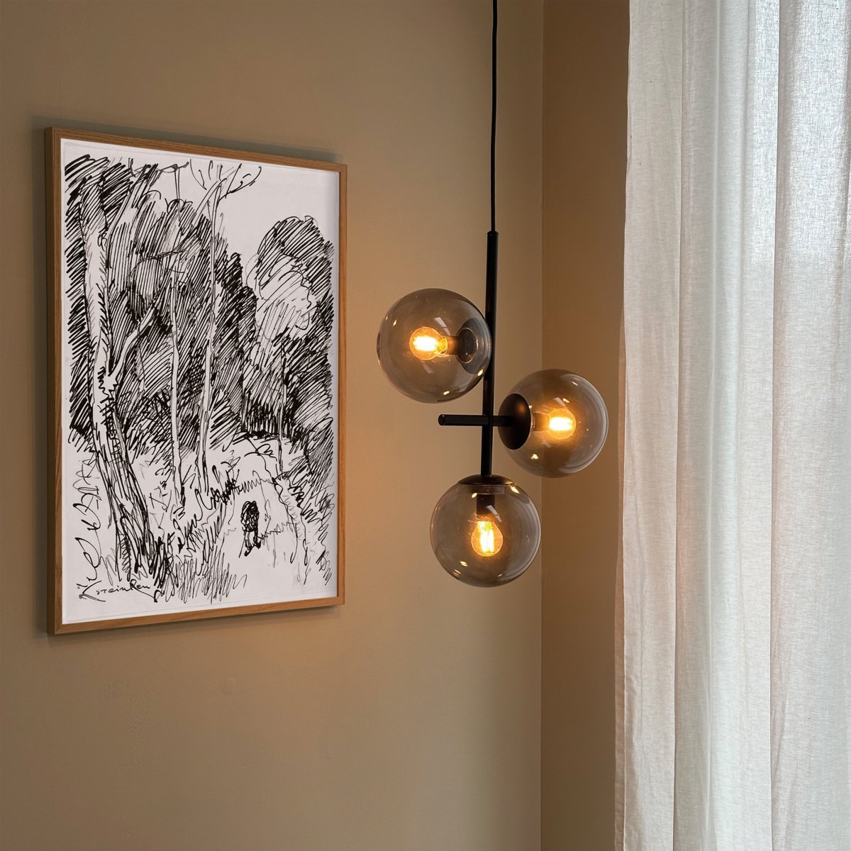 Como Ø30 Schwarz hängelampe Von Dyberg Larsen - Die frei hängenden Lichtquellen verbreiten ein tiefes und klares Licht sowohl nach unten zum Tisch als auch in den Raum hinaus.