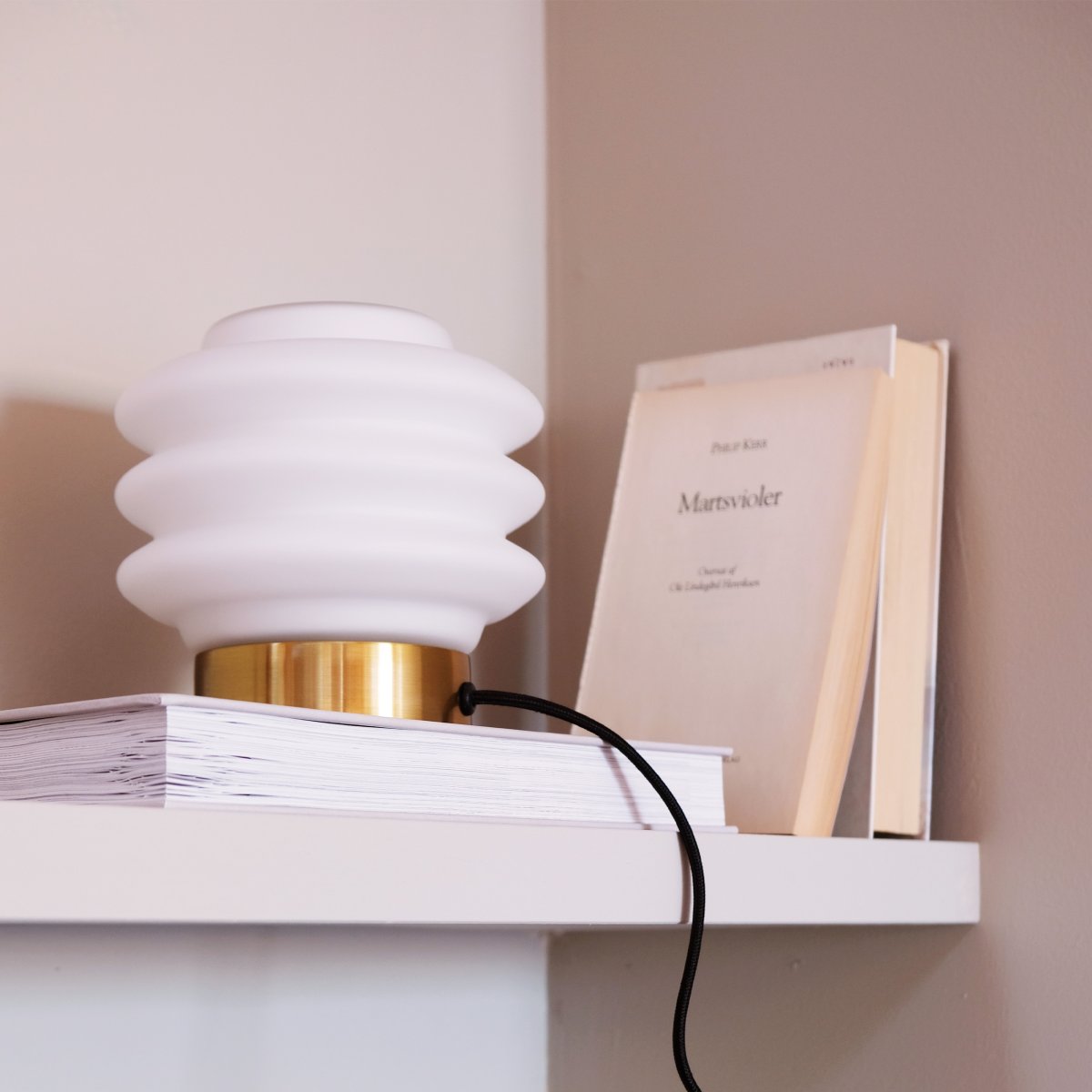 Diva 15cm Messing tischlampe Von Dyberg Larsen - Den elegant designade Diva bordslampan i m&auml;ssing ger en sofistikerad touch till varje hem och &auml;r ett konstverk som tillf&ouml;r liv och sk&ouml;nhet till rummet.