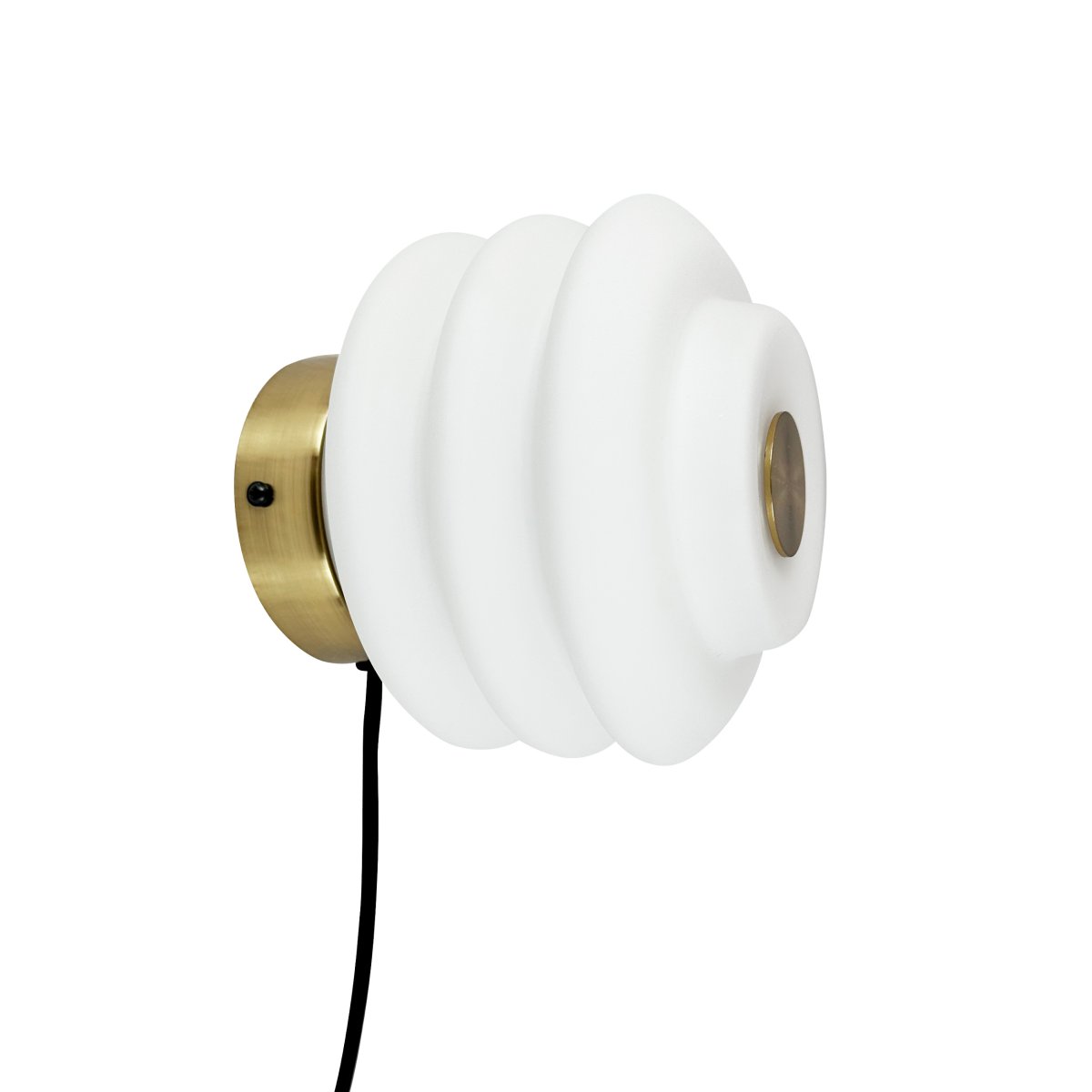 Diva Ø18 Weiß wandlampe Von Dyberg Larsen - Hergestellt aus mundgeblasenem Opalglas und mit einer kompakten Größe von 15 cm Höhe und 16 cm Durchmesser ist Diva eine elegante Ergänzung für jeden Raum.