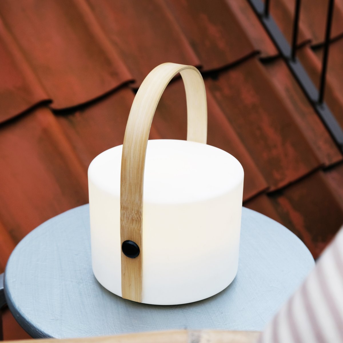 Carry 20cm Weiß tragbare Von Dyberg Larsen - Die Lampe verfügt über eine eingebaute Lichtquelle mit 10 lm und wird über ein eingebautes Solarpanel aufgeladen, das tagsüber die Energie der Sonne einfängt.