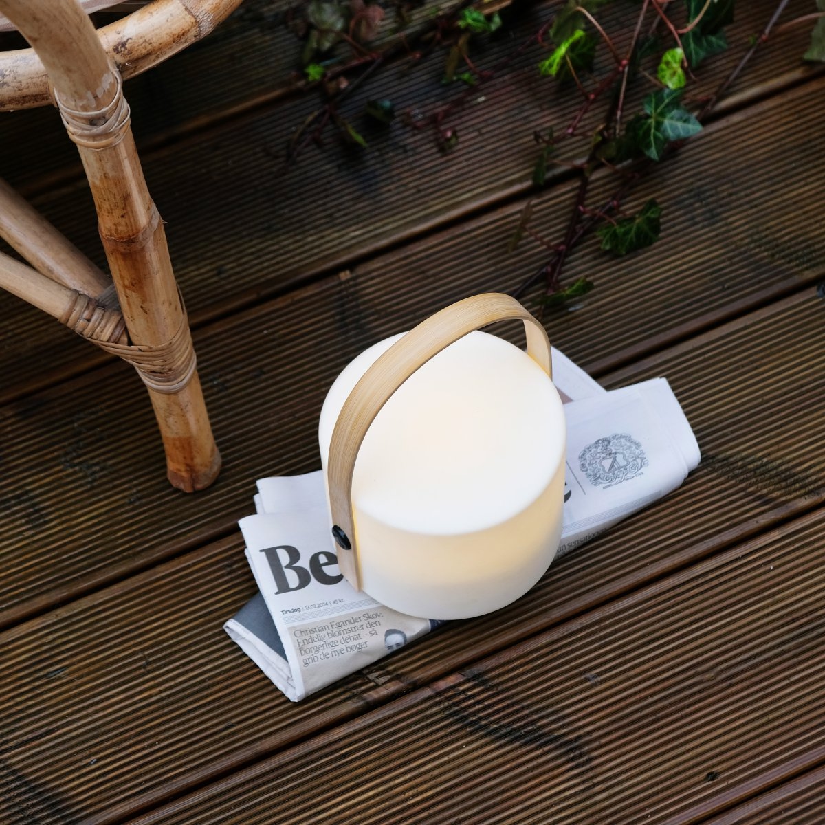 Carry 20cm Weiß tragbare Von Dyberg Larsen - Die Lampe verfügt über eine eingebaute Lichtquelle mit 10 lm und wird über ein eingebautes Solarpanel aufgeladen, das tagsüber die Energie der Sonne einfängt.