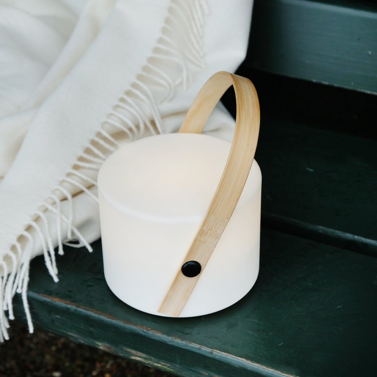 Carry 20cm Weiß tragbare Von Dyberg Larsen - Die Lampe verfügt über eine eingebaute Lichtquelle mit 10 lm und wird über ein eingebautes Solarpanel aufgeladen, das tagsüber die Energie der Sonne einfängt.