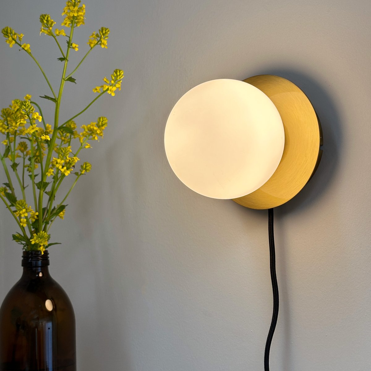 Sia Ø12 Messing wandlampe Von Dyberg Larsen - Verleihen Sie Ihrem Zuhause einen Hauch von anspruchsvollem und zeitlosem Stil mit der Wandleuchte Sia, einer wunderschönen Kreation von Dyberg Larsen, die dänisches Design in seiner besten Form verkörpert.