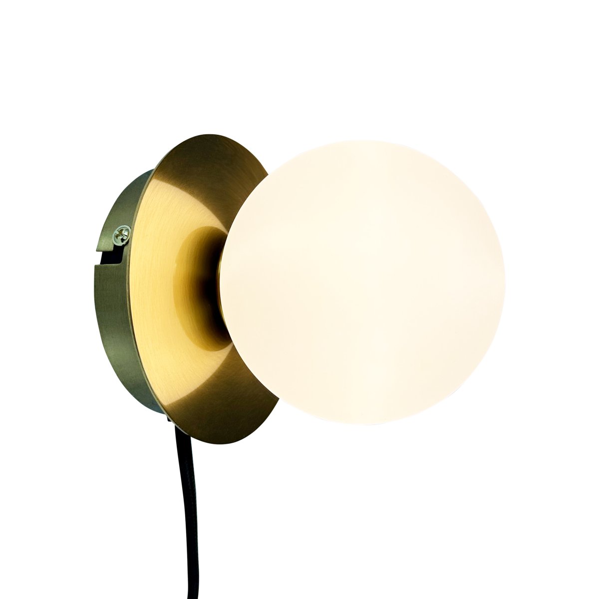 Sia Ø12 Messing wandlampe Von Dyberg Larsen - Verleihen Sie Ihrem Zuhause einen Hauch von anspruchsvollem und zeitlosem Stil mit der Wandleuchte Sia, einer wunderschönen Kreation von Dyberg Larsen, die dänisches Design in seiner besten Form verkörpert.
