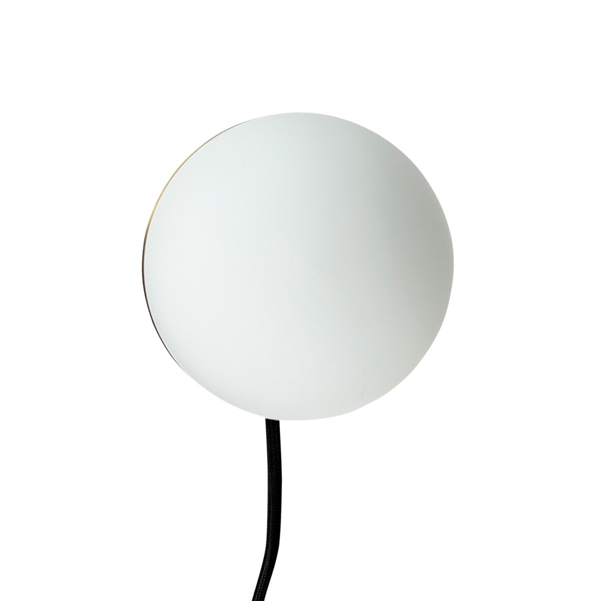 Sia Ø12 Messing wandlampe Von Dyberg Larsen - Verleihen Sie Ihrem Zuhause einen Hauch von anspruchsvollem und zeitlosem Stil mit der Wandleuchte Sia, einer wunderschönen Kreation von Dyberg Larsen, die dänisches Design in seiner besten Form verkörpert.