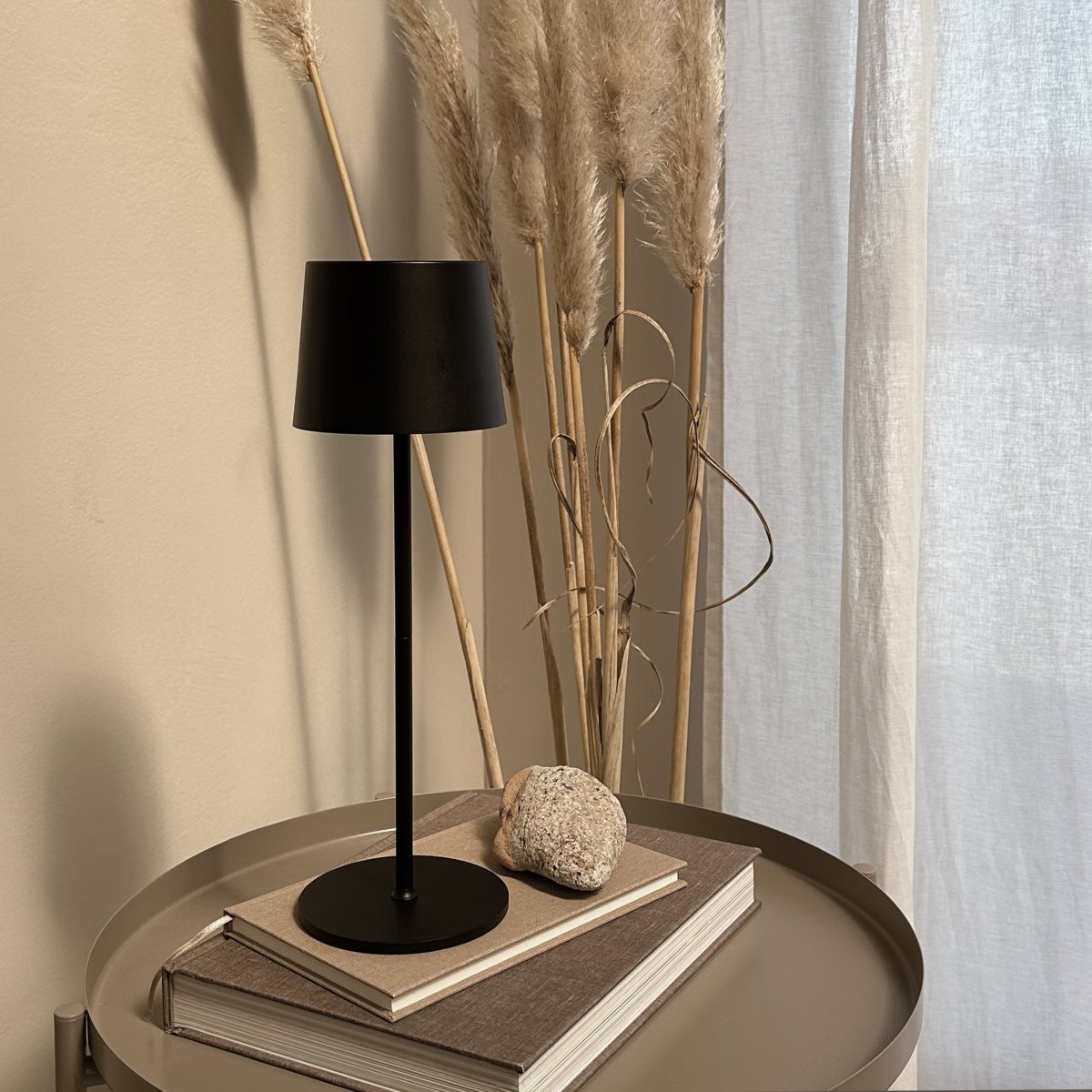 Karl 37cm Schwarz tragbare Von Dyberg Larsen - Karl ist sowohl f&uuml;r den Innen- als auch f&uuml;r den Au&szlig;enbereich geeignet und l&auml;sst sich leicht bewegen, sodass er sich sowohl f&uuml;r das Haus als auch f&uuml;r die Terrasse ideal eignet.