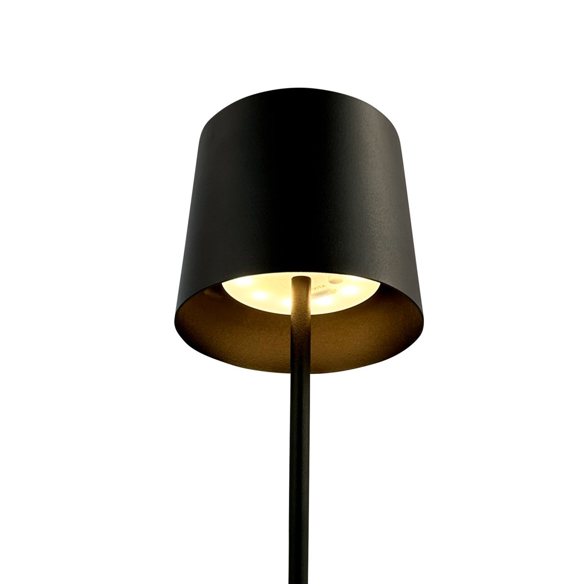 Karl 37cm Schwarz tragbare Von Dyberg Larsen - Karl ist sowohl f&uuml;r den Innen- als auch f&uuml;r den Au&szlig;enbereich geeignet und l&auml;sst sich leicht bewegen, sodass er sich sowohl f&uuml;r das Haus als auch f&uuml;r die Terrasse ideal eignet.