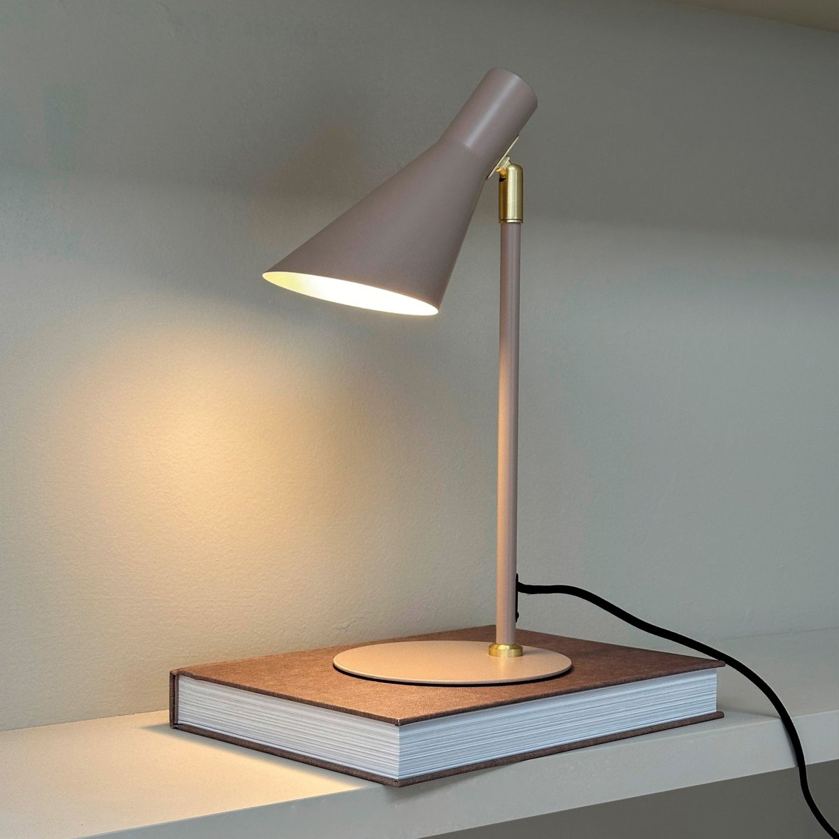 DL12 Mini 40cm Beige schreibtischlampe Von Dyberg Larsen - Ihr Schirm ist dreh- und neigbar, sodass Sie das Licht ganz einfach nach Bedarf ausrichten können.