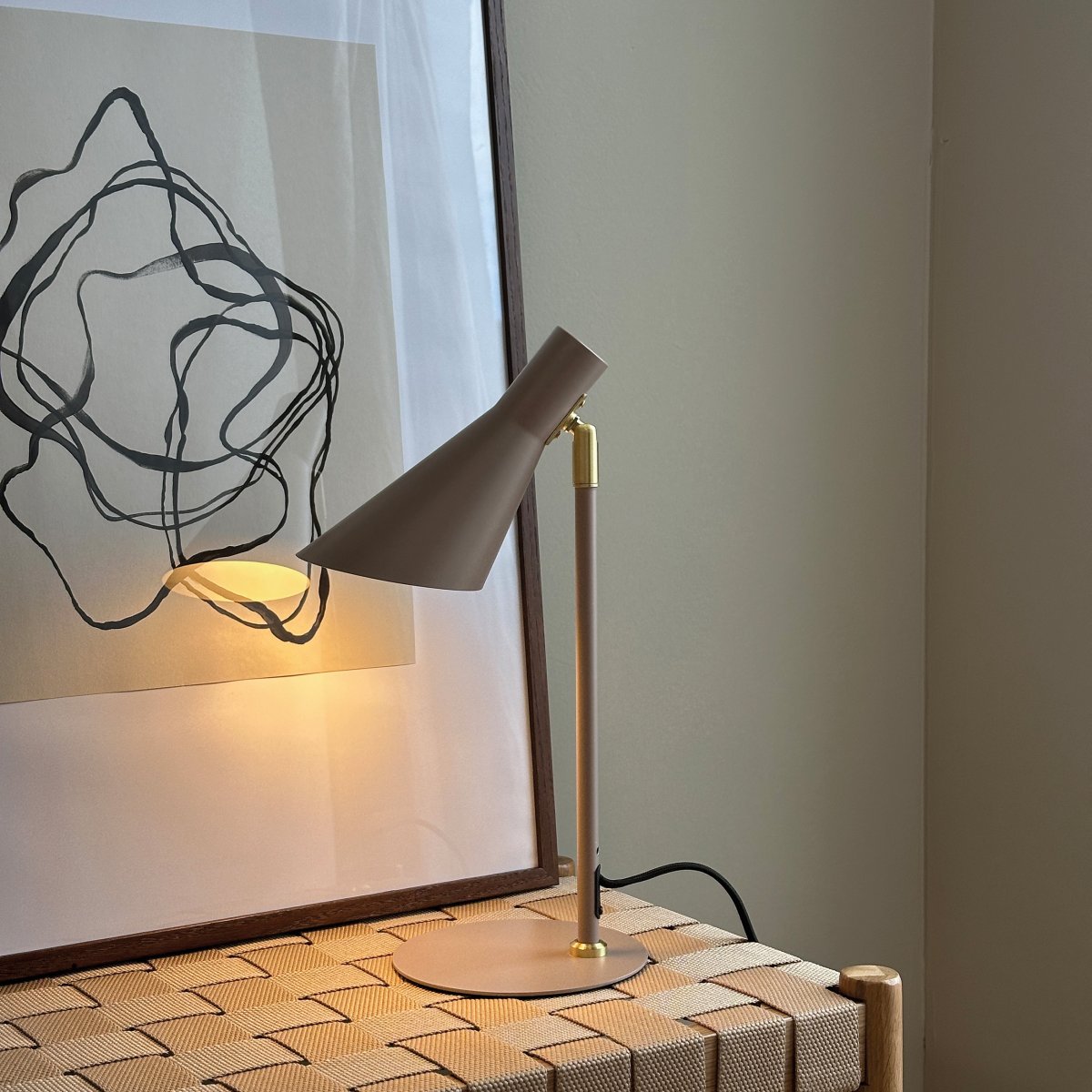 DL12 Mini 40cm Beige schreibtischlampe Von Dyberg Larsen - Ihr Schirm ist dreh- und neigbar, sodass Sie das Licht ganz einfach nach Bedarf ausrichten können.