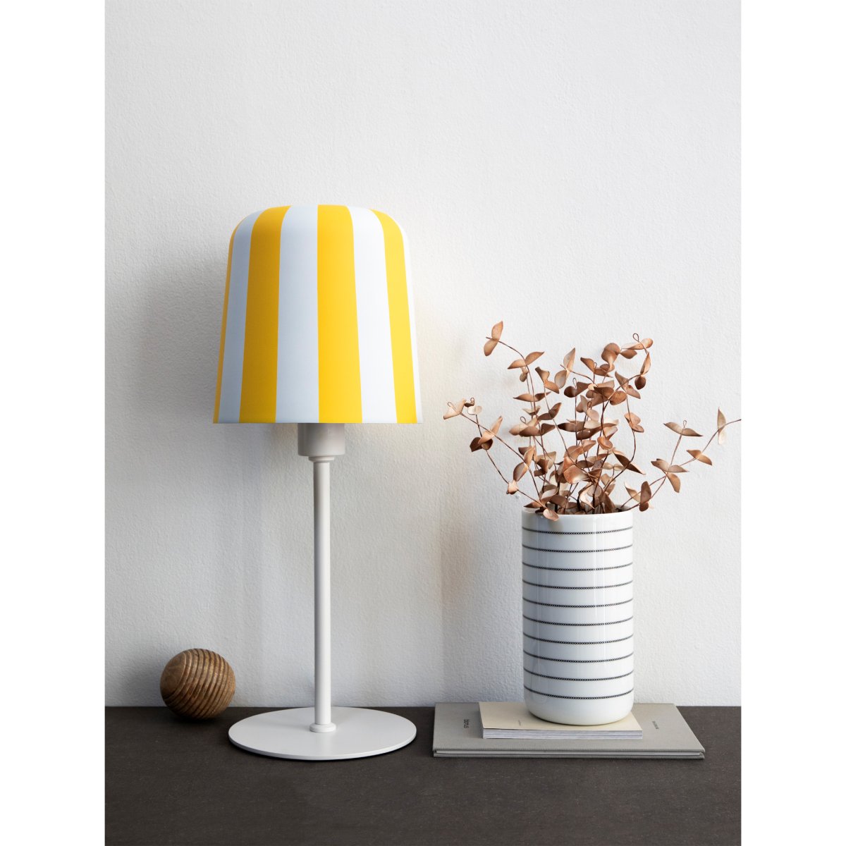 Gry 50cm Gelb tischlampe Von Dyberg Larsen - Genom att ta igenk&auml;nnbara m&ouml;nster och s&auml;tta dem i en ny kontext ville hon skapa en lampa som f&aring;r m&auml;nniskor att le och ger en unik visuell upplevelse.