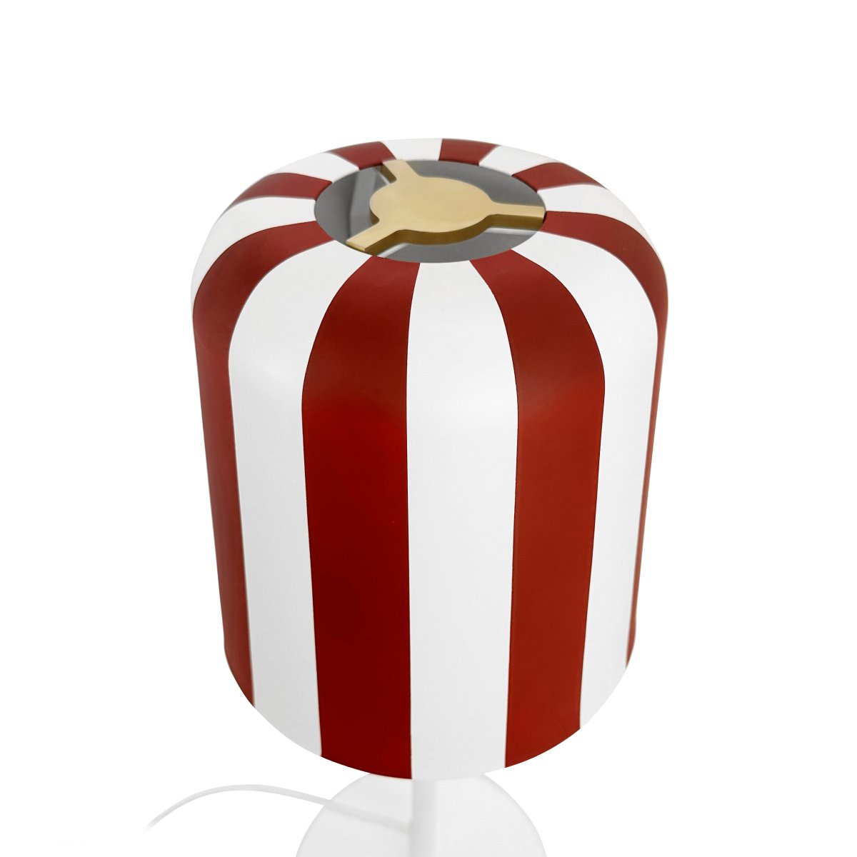 Gry 50cm ROT tischlampe Von Dyberg Larsen - Genom att ta igenk&auml;nnbara m&ouml;nster och s&auml;tta dem i en ny kontext ville hon skapa en lampa som f&aring;r m&auml;nniskor att le och ger en unik visuell upplevelse.