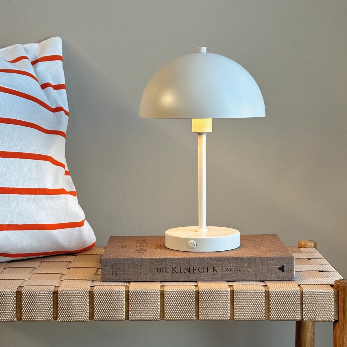 Stockholm 30cm Perlweiß tragbare Von Dyberg Larsen - Die praktische Akkuanzeige zeigt deutlich an, wann es Zeit zum Aufladen ist und bei voller Ladung leuchtet das Licht mit einer Akkuladung bis zu 6 Stunden lang.