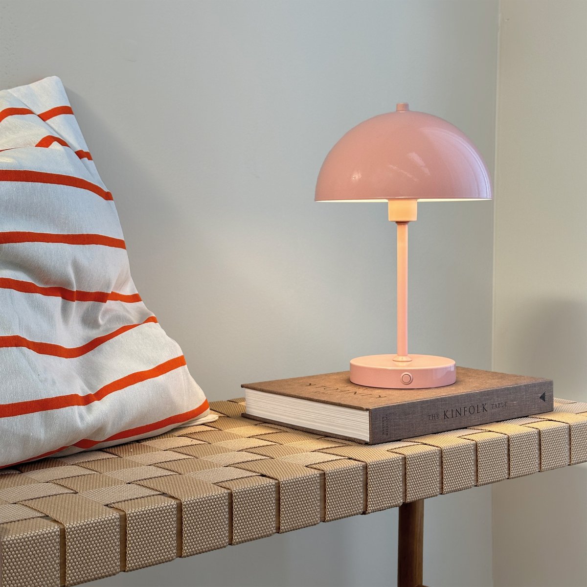 Stockholm 30cm Rosa tragbare Von Dyberg Larsen - Die praktische Akkuanzeige zeigt deutlich an, wann es Zeit zum Aufladen ist und bei voller Ladung leuchtet das Licht mit einer Akkuladung bis zu 6 Stunden lang.