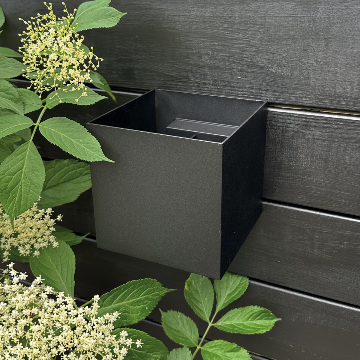 Venus Schwarz außenlampe Von Dyberg Larsen - Venus vereint Funktionalität und Ästhetik und ist somit perfekt für klassische und moderne Häuser geeignet.