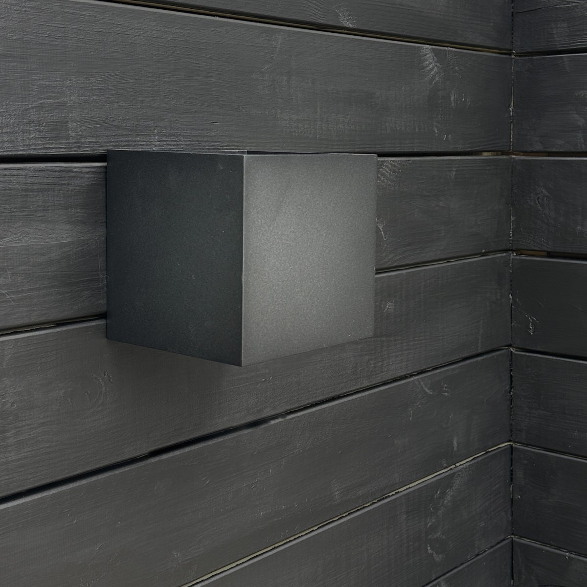 Venus Schwarz außenlampe Von Dyberg Larsen - Venus vereint Funktionalität und Ästhetik und ist somit perfekt für klassische und moderne Häuser geeignet.