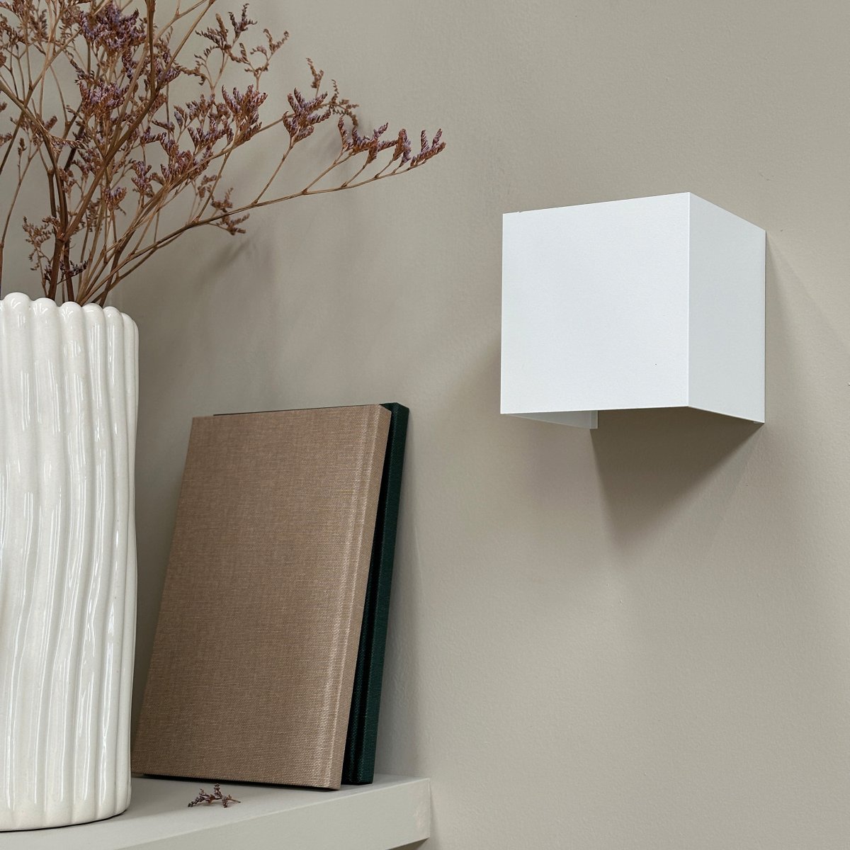 Venus 10cm Weiß wandlampe Von Dyberg Larsen - Venus bietet einstellbares Licht, mit dem Sie die Beleuchtung an Ihre Bedürfnisse anpassen können, egal ob Sie mehr Licht nach oben oder unten wünschen.