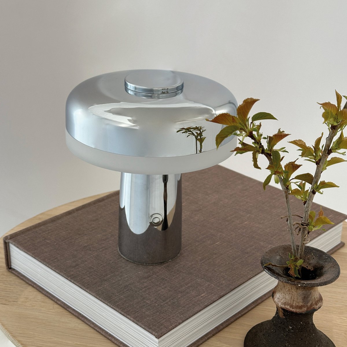 Porter 16cm Chrom tragbare Von Dyberg Larsen - Die wiederaufladbare LED-Tischleuchte Porter ist eine moderne und funktionale Leuchte mit einzigartigem Design, bei dem das Licht vom Rand kommt und so für ein angenehmes und gleichmäßiges Licht sorgt.