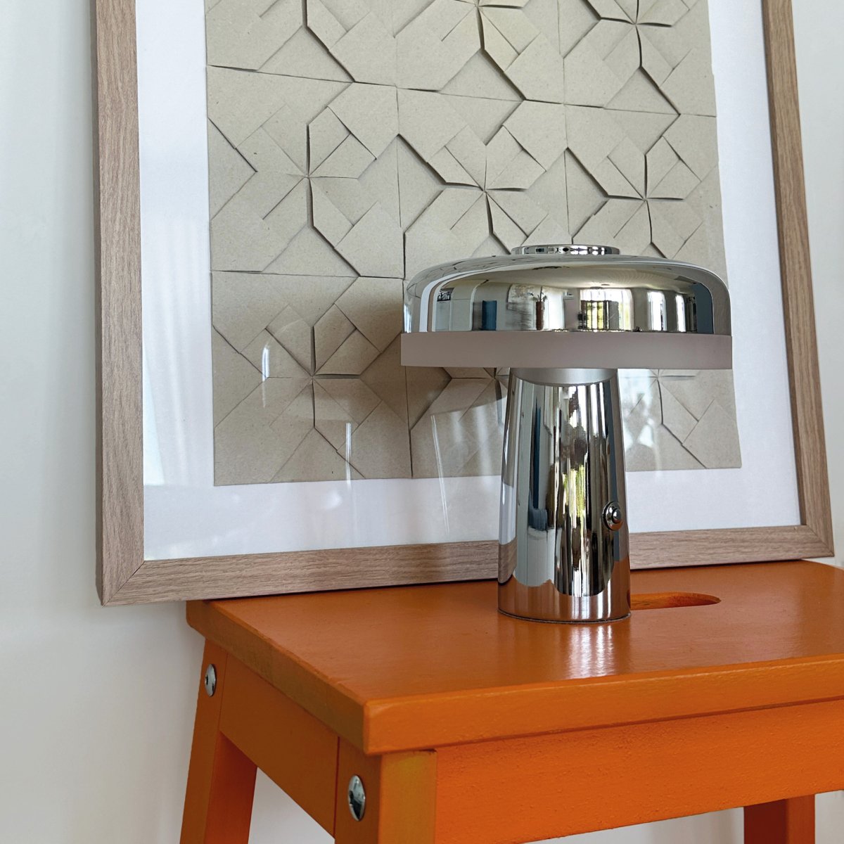 Porter 16cm Chrom tragbare Von Dyberg Larsen - Die wiederaufladbare LED-Tischleuchte Porter ist eine moderne und funktionale Leuchte mit einzigartigem Design, bei dem das Licht vom Rand kommt und so für ein angenehmes und gleichmäßiges Licht sorgt.