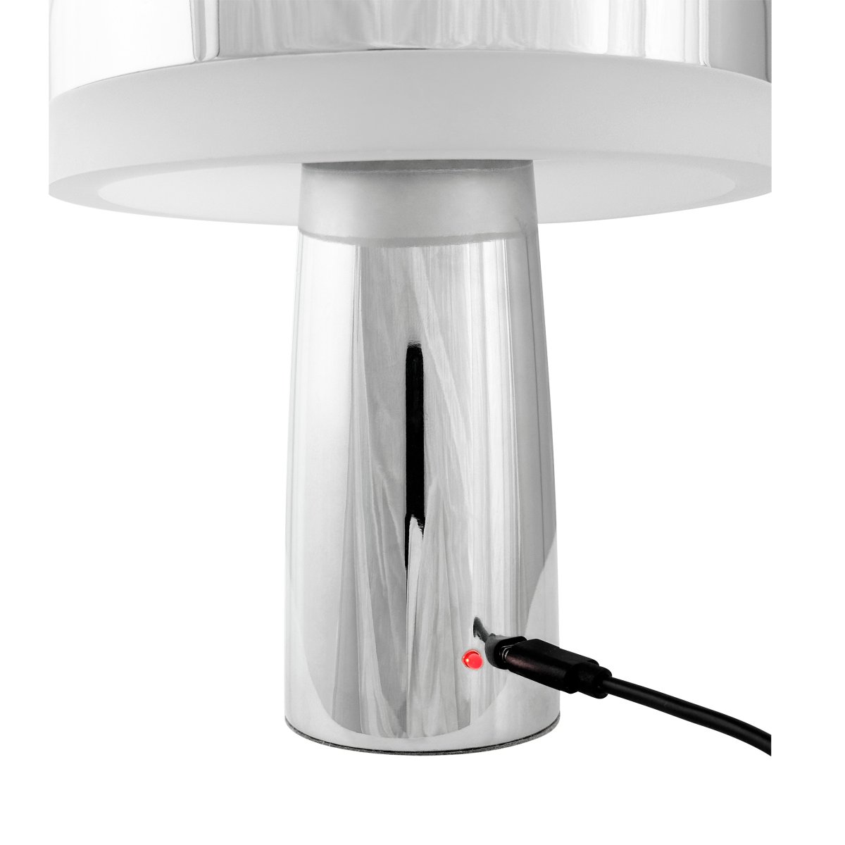 Porter 16cm Chrom tragbare Von Dyberg Larsen - Die wiederaufladbare LED-Tischleuchte Porter ist eine moderne und funktionale Leuchte mit einzigartigem Design, bei dem das Licht vom Rand kommt und so für ein angenehmes und gleichmäßiges Licht sorgt.