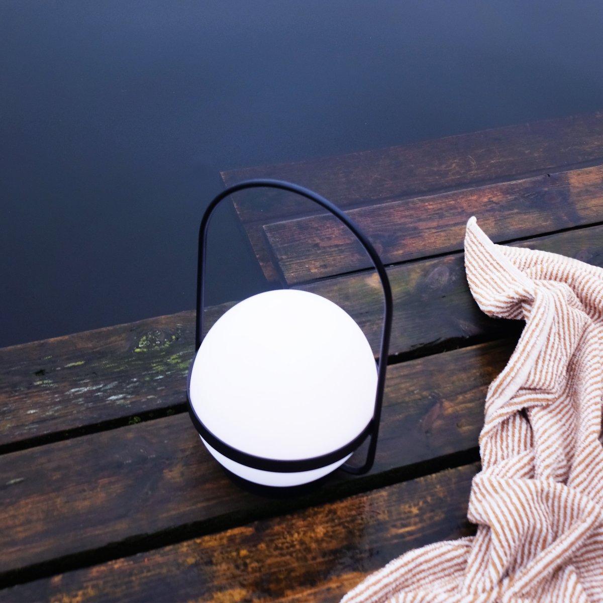 Summer 25cm Schwarz tragbare Von Dyberg Larsen - Summer ist eine wiederaufladbare LED-Lampe, die sowohl über das Solarpanel als auch über USB aufgeladen werden kann und Ihnen Licht gibt, wenn Sie es brauchen.