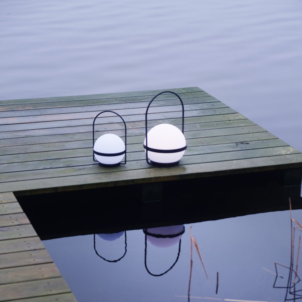 Summer 25cm Schwarz tragbare Von Dyberg Larsen - Summer ist eine wiederaufladbare LED-Lampe, die sowohl über das Solarpanel als auch über USB aufgeladen werden kann und Ihnen Licht gibt, wenn Sie es brauchen.