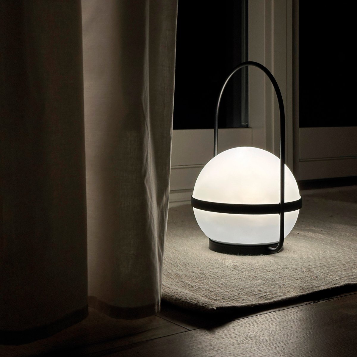 Summer 25cm Schwarz tragbare Von Dyberg Larsen - Summer ist eine wiederaufladbare LED-Lampe, die sowohl über das Solarpanel als auch über USB aufgeladen werden kann und Ihnen Licht gibt, wenn Sie es brauchen.