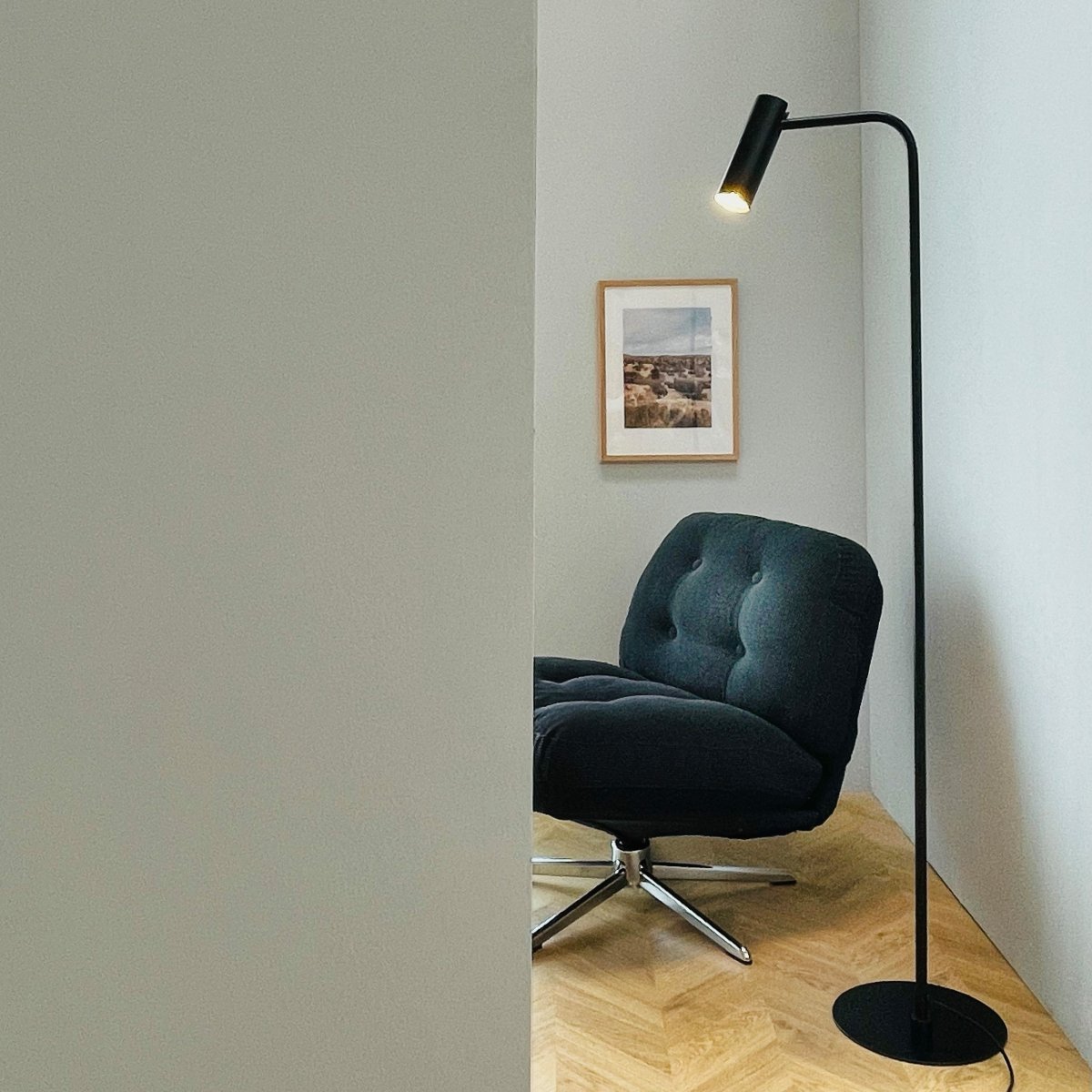 Skagerrak Schwarz stehlampe Von Dyberg Larsen - Es besteht aus robustem Metall mit schwarzem Finish und vermittelt einen edlen und dennoch diskreten Eindruck.