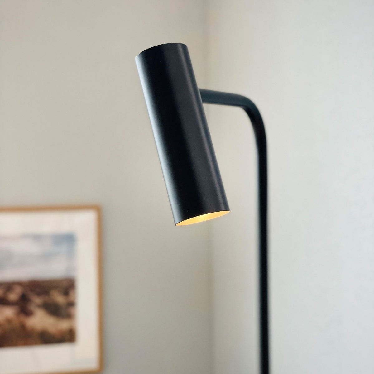 Skagerrak Schwarz stehlampe Von Dyberg Larsen - Es besteht aus robustem Metall mit schwarzem Finish und vermittelt einen edlen und dennoch diskreten Eindruck.