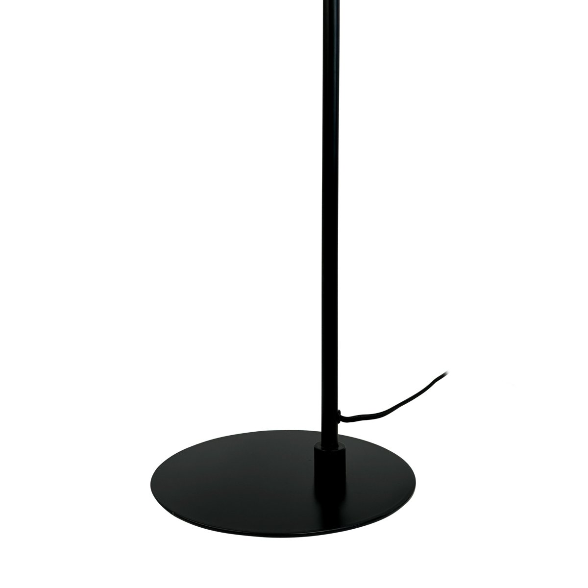Skagerrak Schwarz stehlampe Von Dyberg Larsen - Es besteht aus robustem Metall mit schwarzem Finish und vermittelt einen edlen und dennoch diskreten Eindruck.